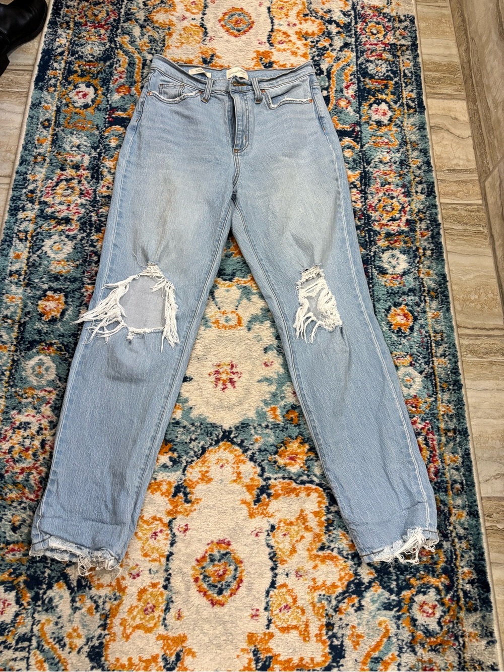 Universal Thread Light Blue Distressed Women’s Jeans